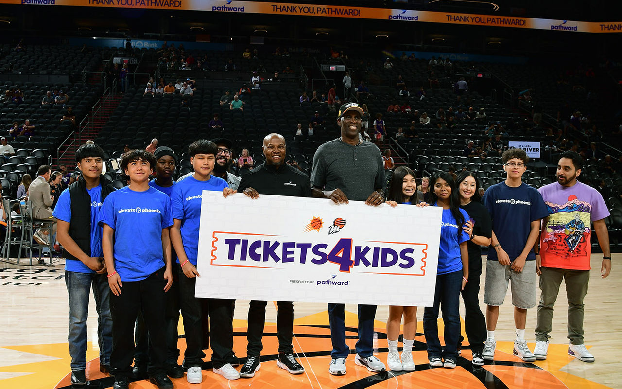 PHOENIX, AZ - The Phoenix Suns host the Memphis Grizzlies on October 29, 2025, at the Mortgage Matchup Center in Phoenix, Arizona. NOTE TO USER: User expressly acknowledges and agrees that, by downloading and or using this Photograph, user is consenting to the terms and conditions of the Getty Images License Agreement. Mandatory Copyright Notice: Copyright 2025 NBAE (Photo by Kate Frese / NBAE via Getty Images)